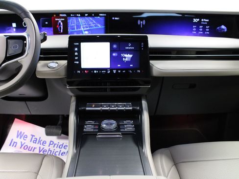 Used 2024 Lincoln Nautilus Premier image 18