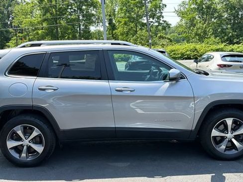Used 2019 Jeep Cherokee Limited w/ Technology Group AWD/4WD image 4