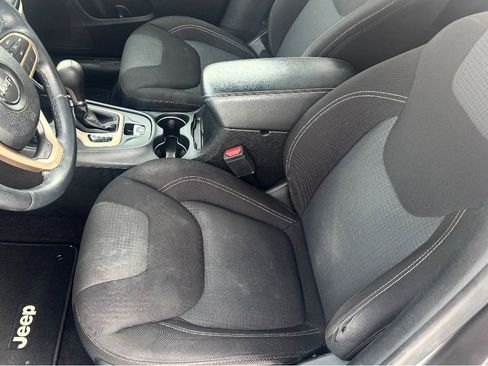 Used 2017 Jeep Cherokee Latitude w/ Safety/Convenience Group image 11