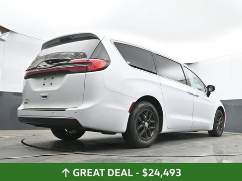 Used 2024 Chrysler Pacifica Touring-L FWD image 45