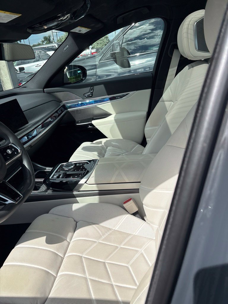 Certified 2023 BMW i7 xDrive60 AWD/4WD image 3