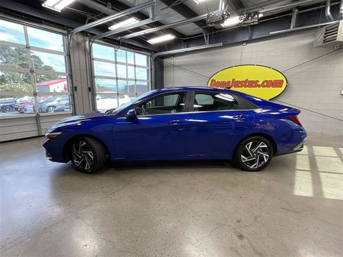Used 2024 Hyundai Elantra SEL w/ Convenience Package FWD image 2