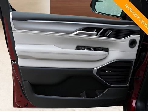 New 2025 Jeep Wagoneer L Series II AWD/4WD image 10