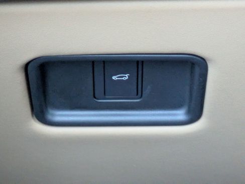 Certified 2025 Land Rover Range Rover SE image 18