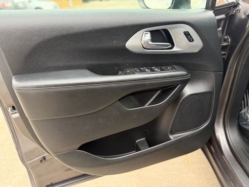 Used 2020 Chrysler Pacifica Touring-L w/ Advanced Safetytec Group image 25