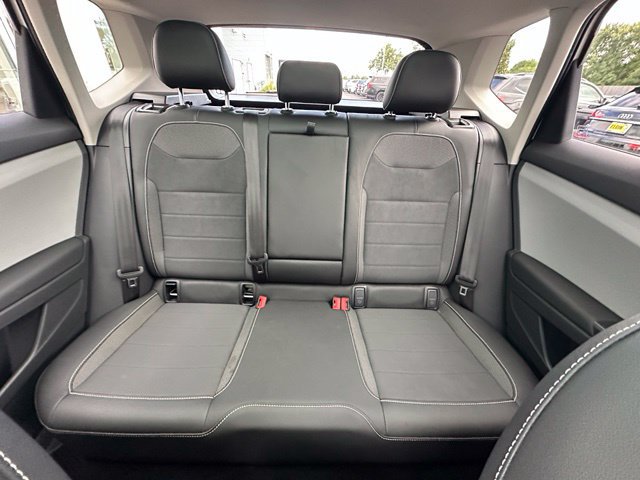 Used 2023 Volkswagen Taos SE w/ Panoramic Sunroof Package AWD/4WD image 26