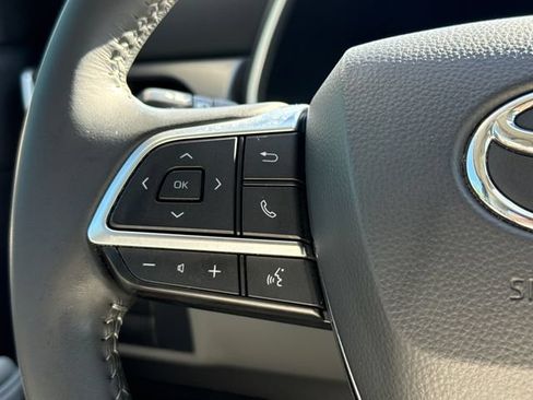 Used 2021 Toyota Highlander XLE AWD/4WD image 29