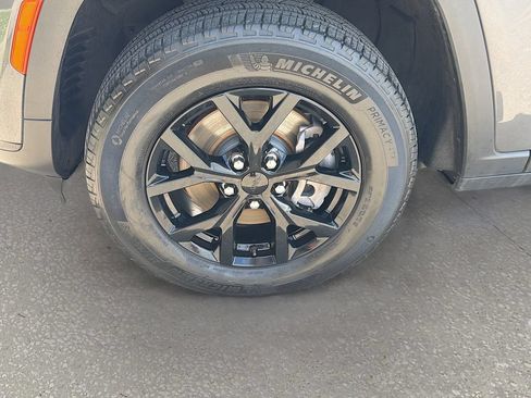 Used 2024 Jeep Grand Cherokee L Laredo AWD/4WD image 42