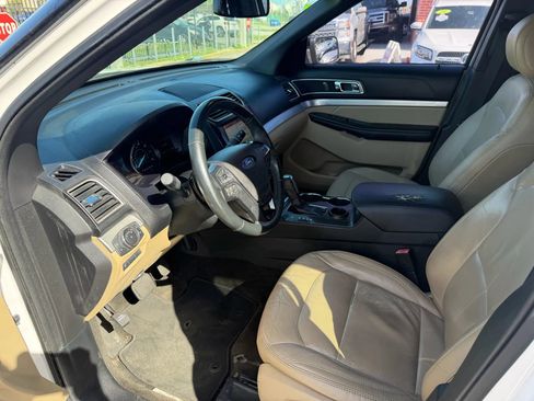Used 2017 Ford Explorer XLT w/ Equipment Group 202A image 8