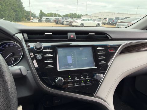 Used 2018 Toyota Camry LE FWD image 5