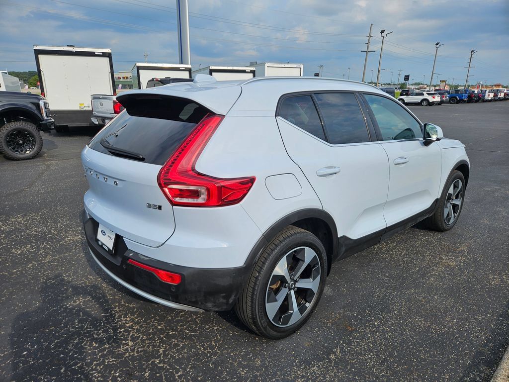 Used 2024 Volvo XC40 B5 Plus AWD/4WD image 6