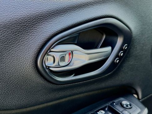 Used 2019 Jeep Cherokee Limited w/ Technology Group FWD image 22