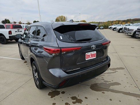 Used 2021 Toyota Highlander XLE image 3