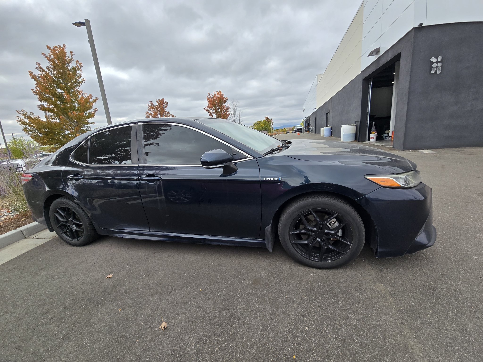 Used 2020 Toyota Camry SE w/ Sunroof Package FWD image 6
