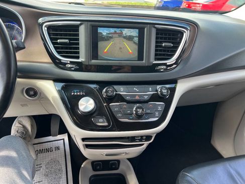 Used 2018 Chrysler Pacifica Touring-L FWD image 13
