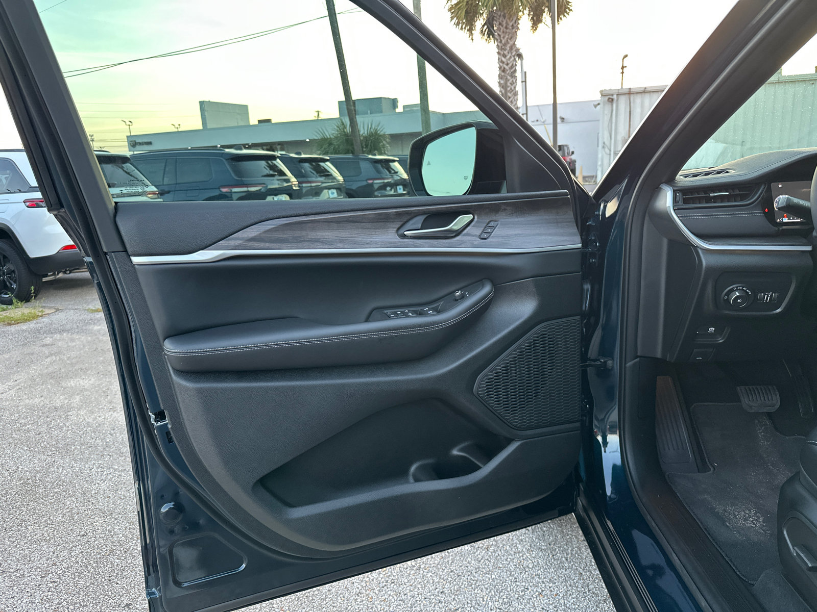 New 2027 Jeep Grand Cherokee Limited RWD image 10