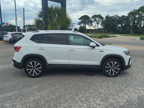 Certified 2022 Volkswagen Taos SE FWD image 8