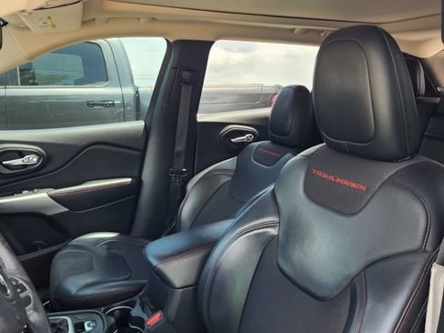 Used 2017 Jeep Cherokee Trailhawk w/ Comfort/Convenience Group AWD/4WD image 4