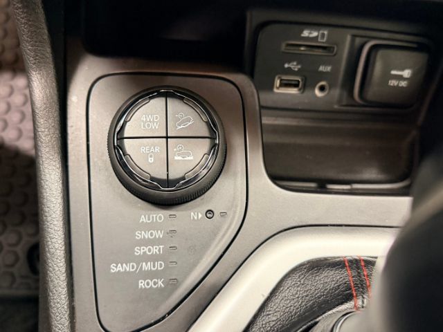 Used 2015 Jeep Cherokee Trailhawk w/ Comfort/Convenience Group AWD/4WD image 32
