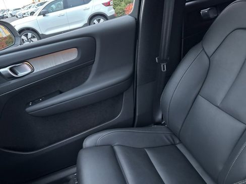 Certified 2025 Volvo XC40 B5 Plus image 33
