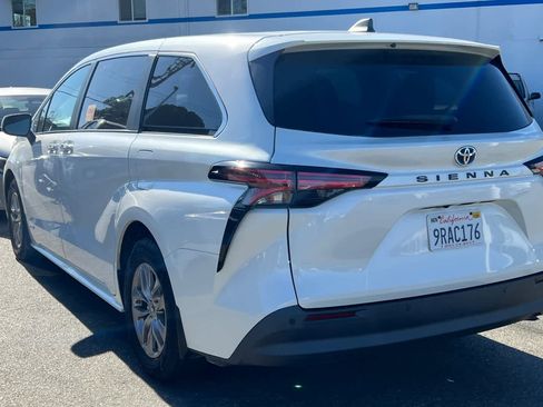 Used 2021 Toyota Sienna XLE image 4