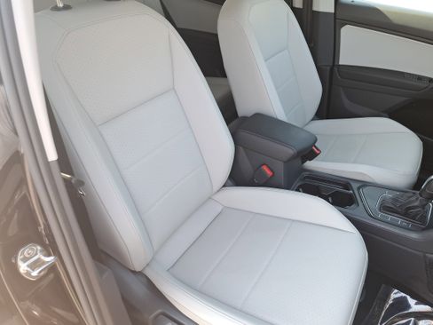 Certified 2021 Volkswagen Tiguan SE image 10