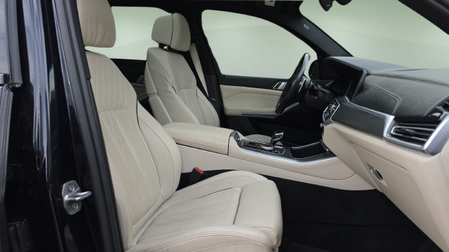 Used 2022 BMW X5 xDrive40i w/ M Sport Package AWD/4WD image 7