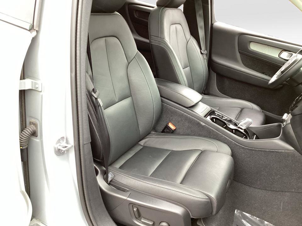Certified 2024 Volvo XC40 B5 Plus AWD/4WD image 32