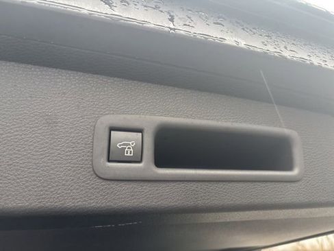 Used 2025 Toyota Sienna Platinum image 18