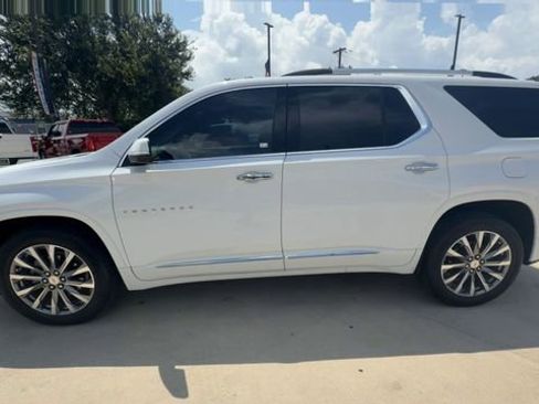 Used 2023 Chevrolet Traverse Premier w/ LPO, Cargo Package FWD image 5