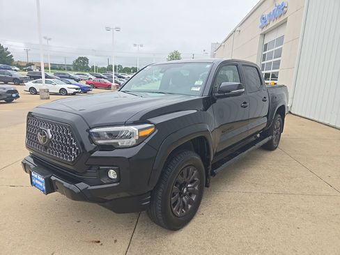 Used 2021 Toyota Tacoma Limited w/ Nightshade Package AWD/4WD image 4