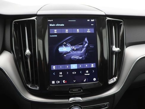 Used 2025 Volvo XC60 B5 Core image 24