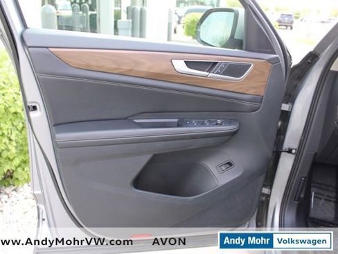 Used 2024 Volkswagen Atlas SE AWD/4WD image 23