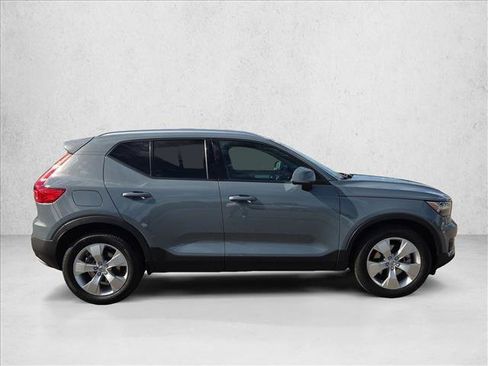 Used 2021 Volvo XC40 T4 Momentum FWD image 4