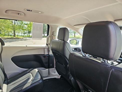 Used 2023 Chrysler Pacifica Touring-L FWD image 17