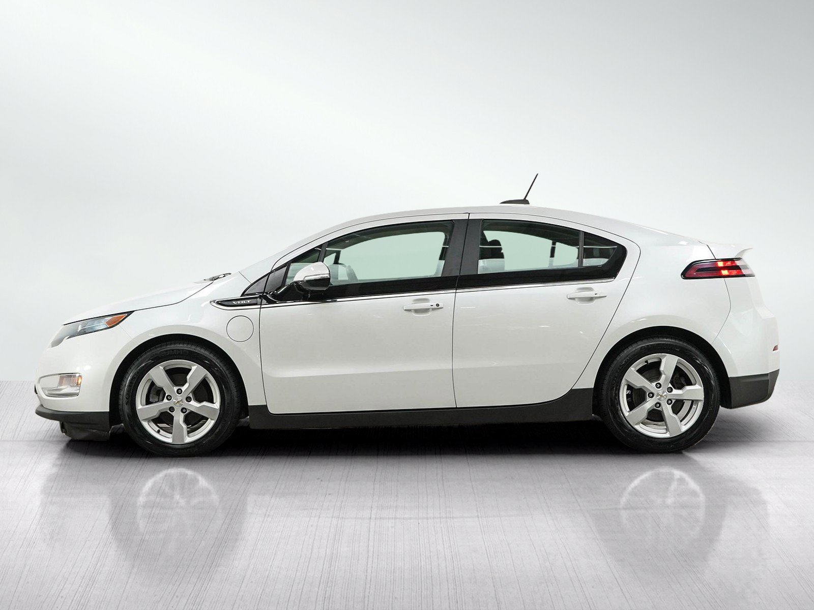 Used 2015 Chevrolet Volt Premium w/ Premium Trim Package FWD image 2