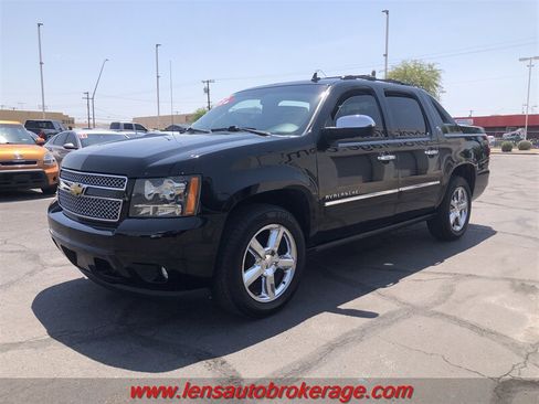 Used 2013 Chevrolet Avalanche LTZ AWD/4WD image 4