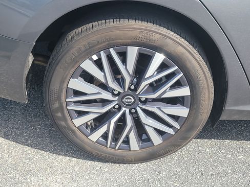 Used 2025 Nissan Altima 2.5 SV FWD image 9
