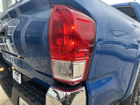 Used 2016 Toyota Tacoma SR5 RWD image 12