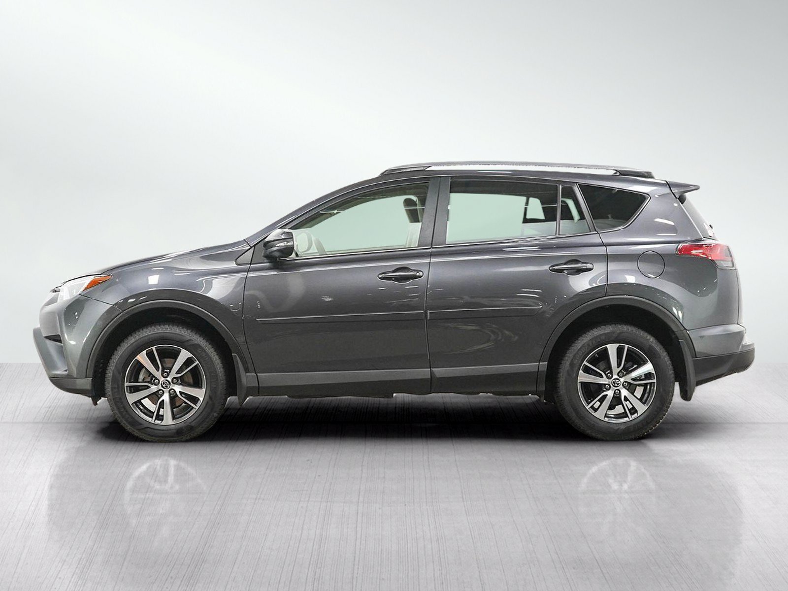 Used 2018 Toyota RAV4 XLE AWD/4WD image 2