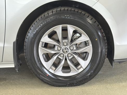 Used 2025 Toyota Sienna LE AWD/4WD image 47