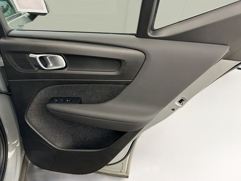 Used 2025 Volvo XC40 B5 Plus image 32