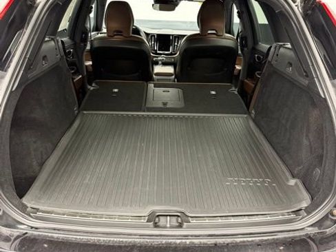 Used 2021 Volvo XC60 T5 Momentum image 57