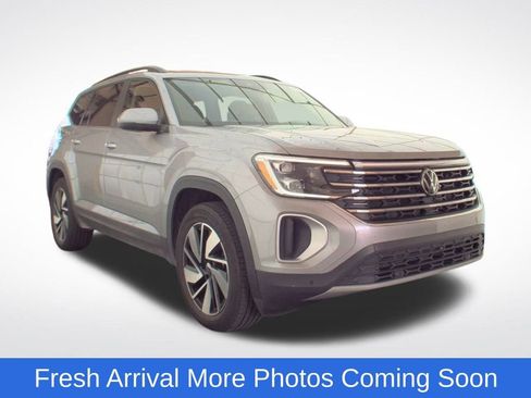 Used 2025 Volkswagen Atlas SE image 2