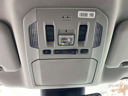 Used 2021 Toyota Highlander XLE image 22