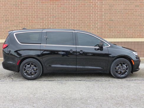 Used 2025 Chrysler Pacifica Select image 11