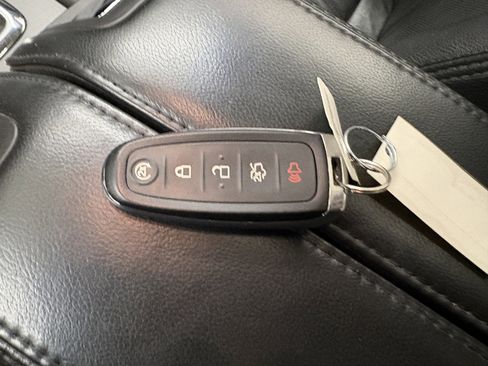 Used 2013 Lincoln MKT AWD image 33