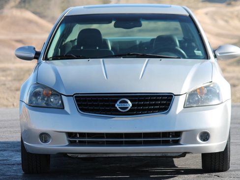 Used 2005 Nissan Altima 3.5 SE w/ (X02) Navigation Pkg image 2