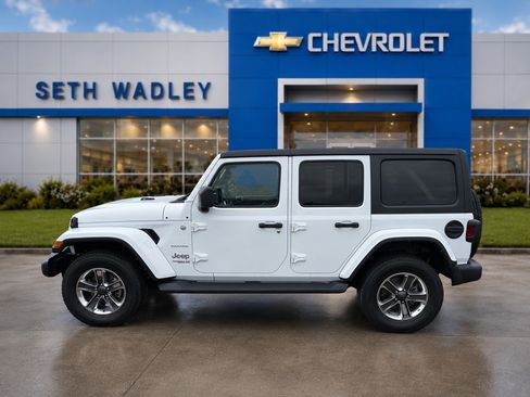 Used 2022 Jeep Wrangler Unlimited Sahara AWD/4WD image 4