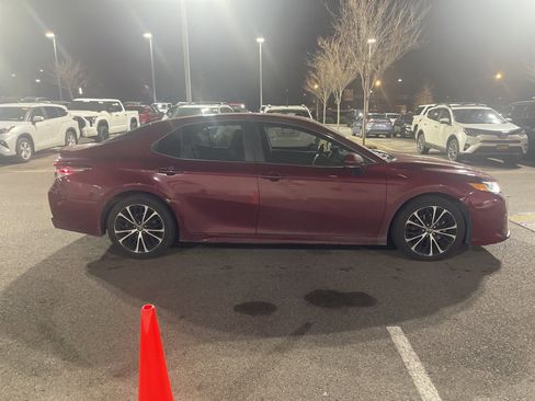 Used 2018 Toyota Camry SE image 3